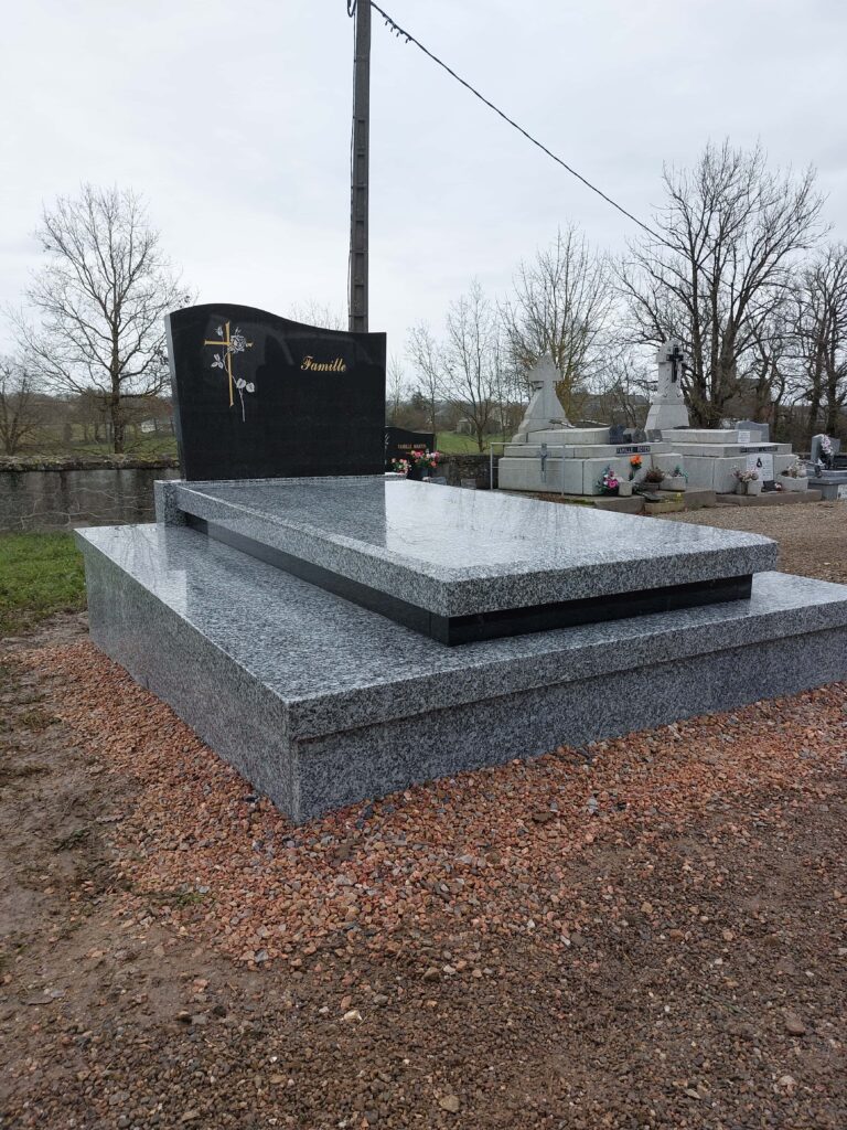 fleurs dans un vase dans un cimetiere